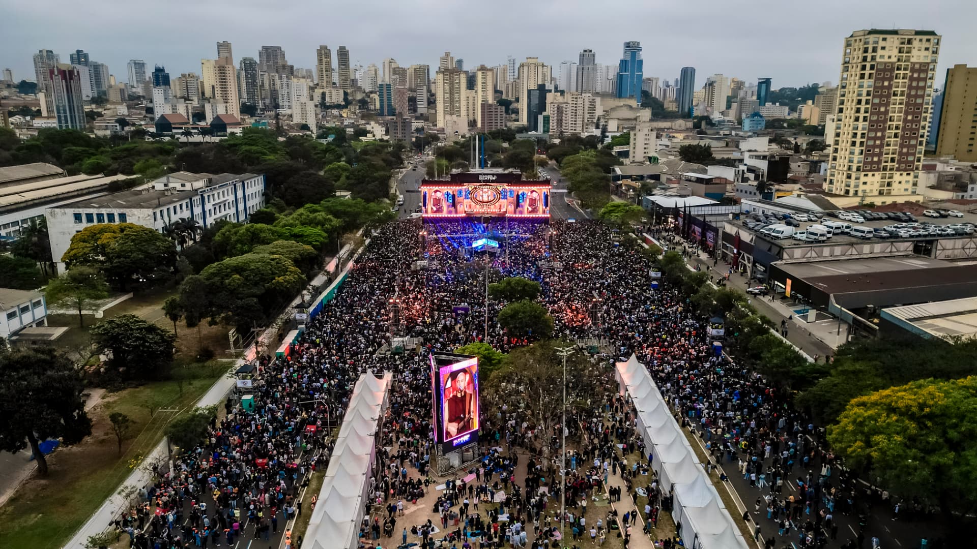 Vista aérea do Summer Beats com o público e o palco
